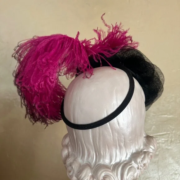 ALLURING 1930s' BLACK CRIN TILT HAT WITH FUCHSIA OSTRICH FEATHER EDGED IN BLACK